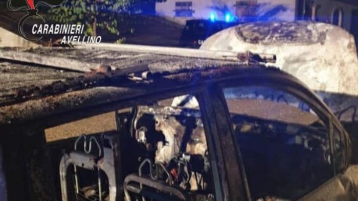 auto in fiamme all alba a sant angelo all esca si indaga