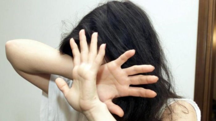 maltratta la moglie ti metto sotto i piedi assolto