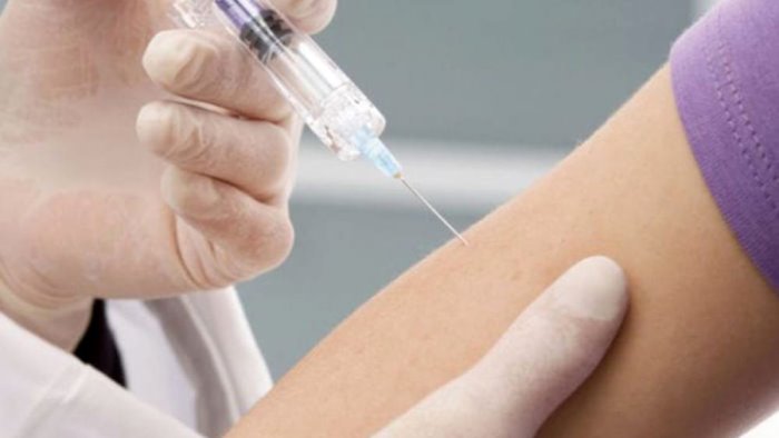 domenica 100 vaccini covid a medici e infermieri dell ospedale