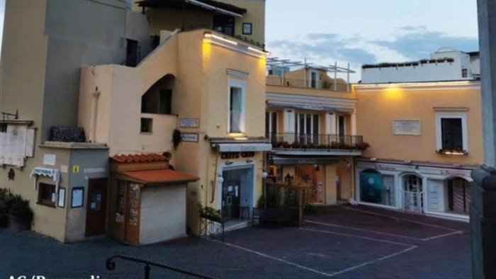 l immagine surreale di natale e santo stefano 2020