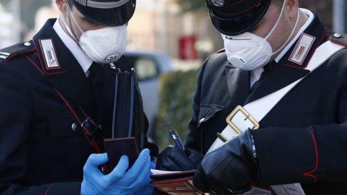 bar multato per violazione norme covid titolare si incatena