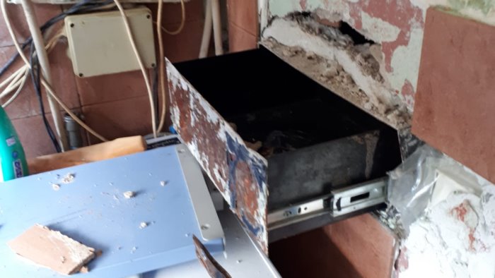 un buco nel muro della veranda e un cassetto con droga e soldi