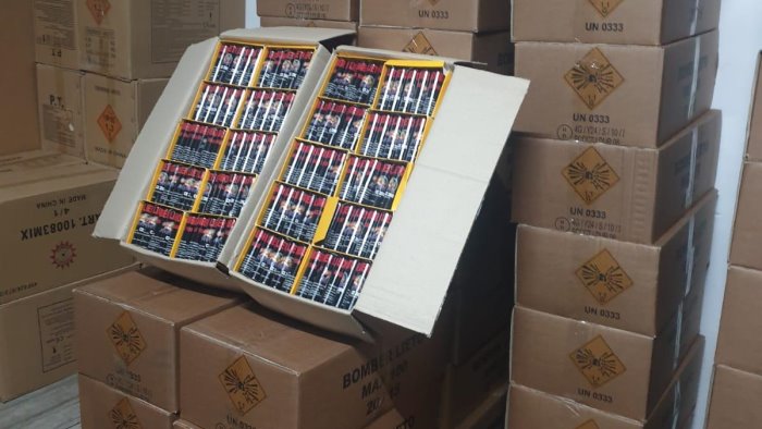 sequestrato carico di fuochi pirotecnici tre denunce