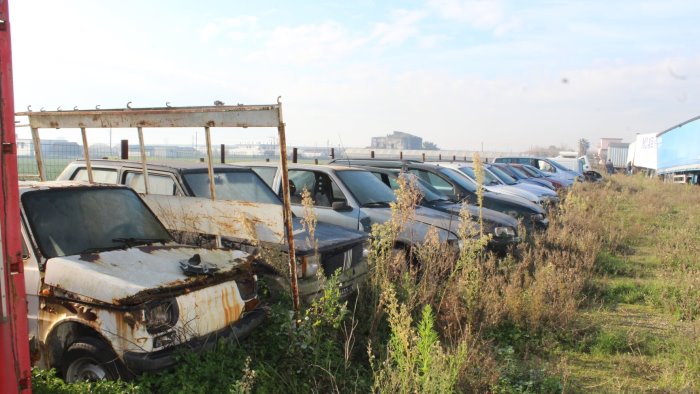 auto e rifiuti abbandonati in un terreno denunciato il gestore
