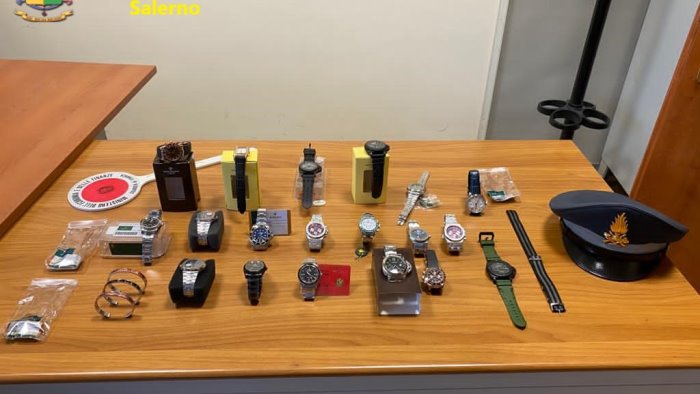 violava la zona rossa per vendere orologi falsi denunciato