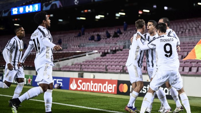 champions impresa juve 3 0 al camp nou