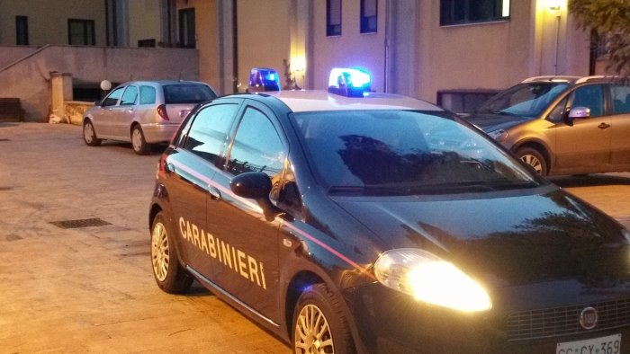 picchiata e offesa chiama i carabinieri marito arrestato