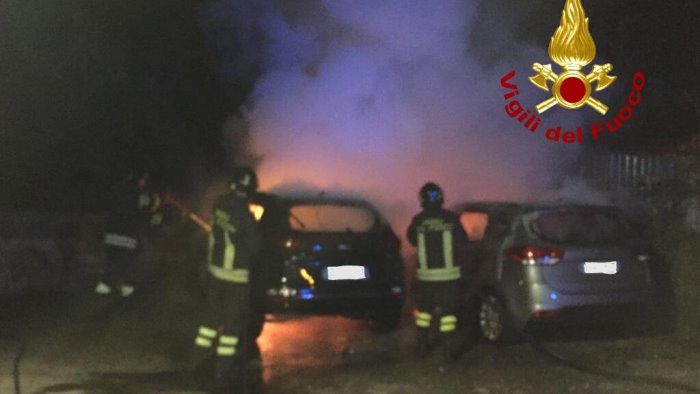 forino due auto in fiamme nella notte