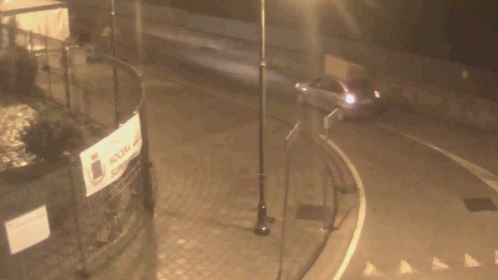 scarica divano al parco archeologico beccato dalle telecamere