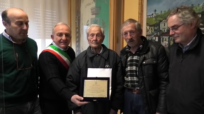 terza dose di vaccino e centesimo compleanno per nonno americo