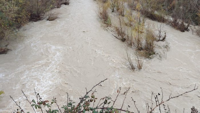 fiumi a rischio esondazione in campo protezione civile e guardia ambientale