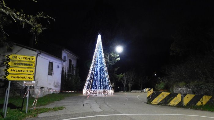 albero di natale a ricordare la frana del 2010 evento che ci ha segnato