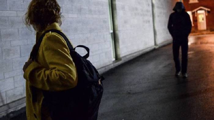 perseguita la ex la segue e le ruba le chiavi di casa arrestato 40enne a cava