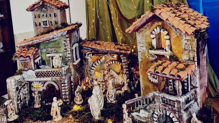 la solidarieta a scuola sotto l albero di natale