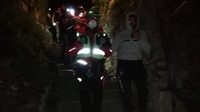 escursionista colpita da un pezzo di roccia salvata donna a positano