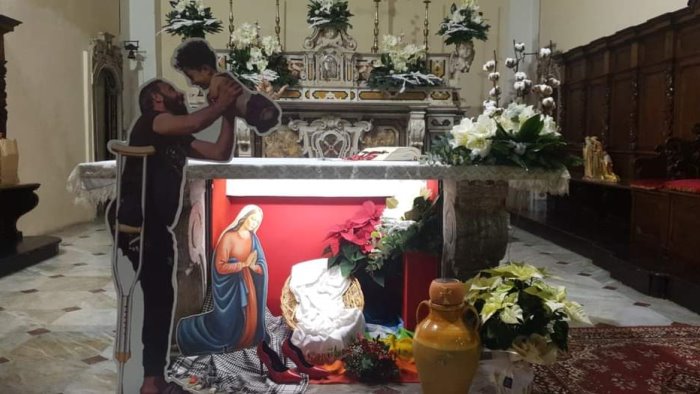 nel presepe di don vitaliano scarpe rosse e i profughi mutilati dalle guerre