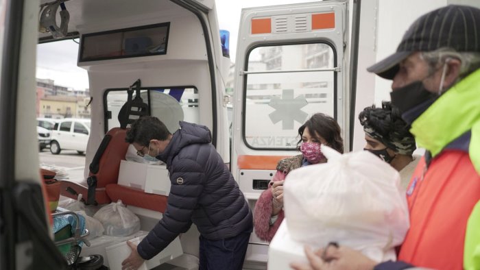 pontecagnano volontari consegnano 150 pacchi a famiglie in difficolta