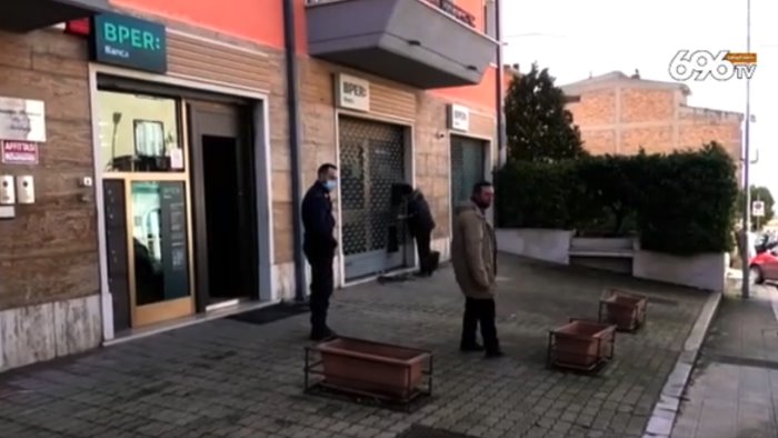 furto con esplosivo al bancomat della bper di gesualdo bottino da 50mila euro