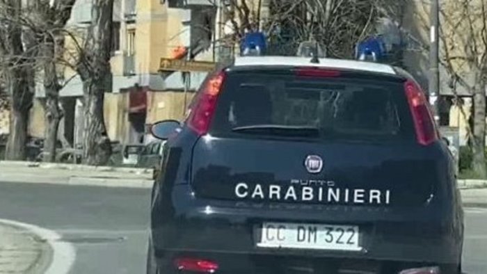 molesta una minorenne e accoltella padre e zio per vendetta