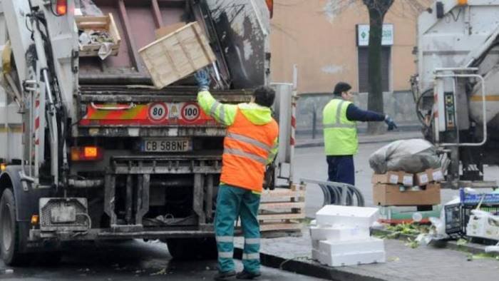 ha un malore mentre e alla guida del camion dei rifiuti muore 52enne