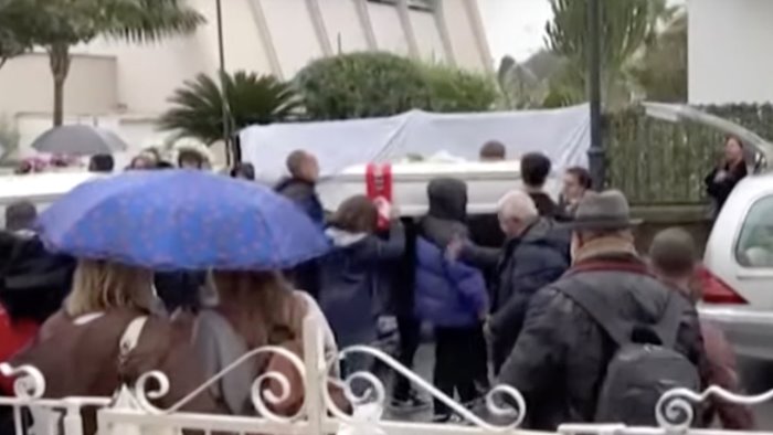 ischia palloncini colorati e peluche per la famiglia annientata dalla frana