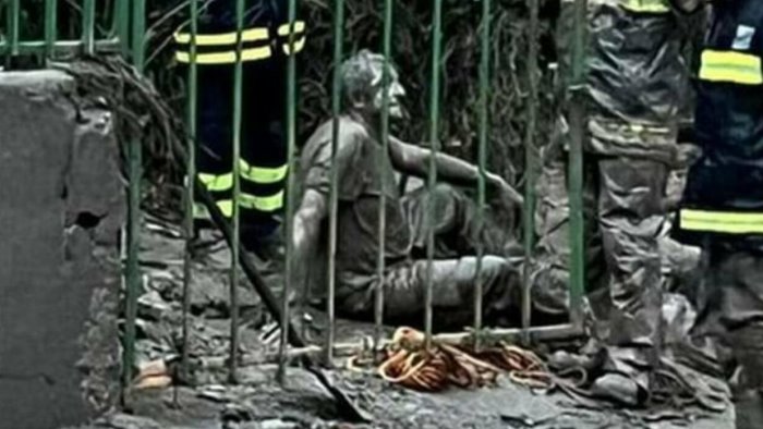ischia e fuori pericolo l uomo di fango salvato dai vigili del fuoco