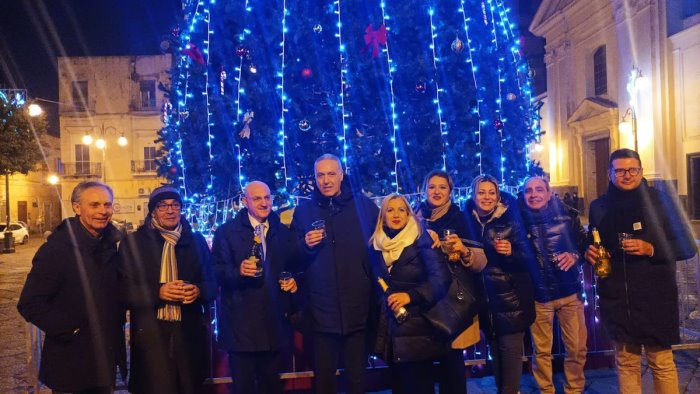 si accende l albero di natale in piazza vittorio veneto a scafati