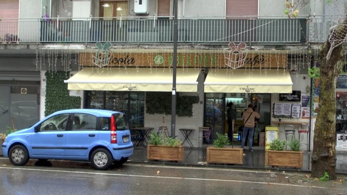 armato di pistola rapina bar tabacchi ad eboli caccia al bandito