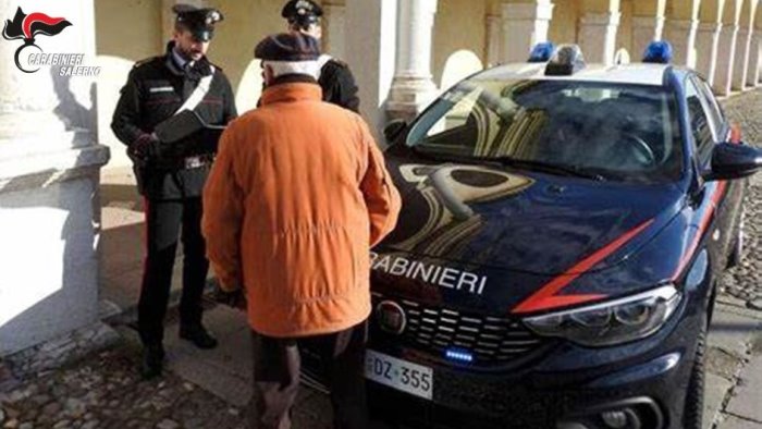 anziano tenta di farsi investire sull avellino salerno salvato dai carabinieri