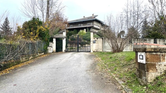 avvocato picchiato e rapinato in casa il figlio resta un fatto traumatico