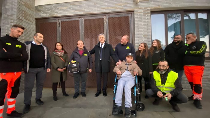 nuovo defibrillatore installato davanti al comune di castellabate