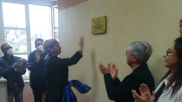 targa in memoria di enzo faenza nel reparto diabetologia dell ospedale di cava