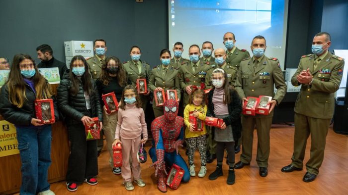 l esercito dona un sorriso ai bambini dell ospedale umberto i a nocera