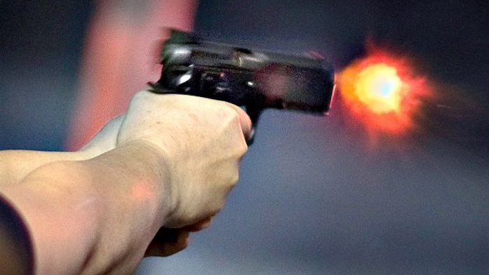 lite per il parcheggio estrae la pistola e spara