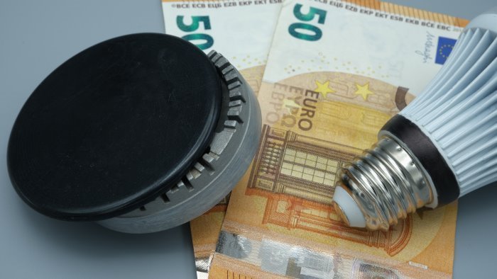 caro bollette inizia a erodere i risparmi degli italiani in fumo 50 miliardi