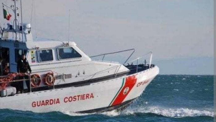 tragedia in mare catamarano si ribalta muore 35enne