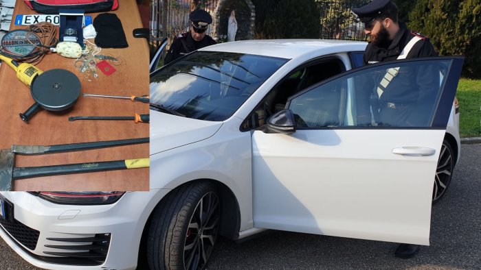 inseguimento a san martino ladri in fuga golf bianca carica di attrezzi