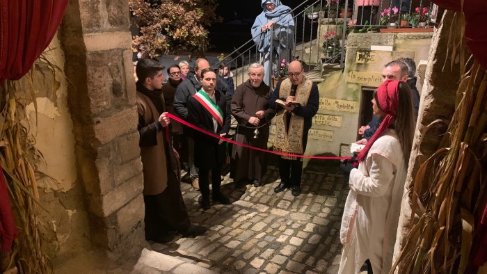 l arcivescovo accrocca al presepe vivente di pietrelcina il futuro e inclusione