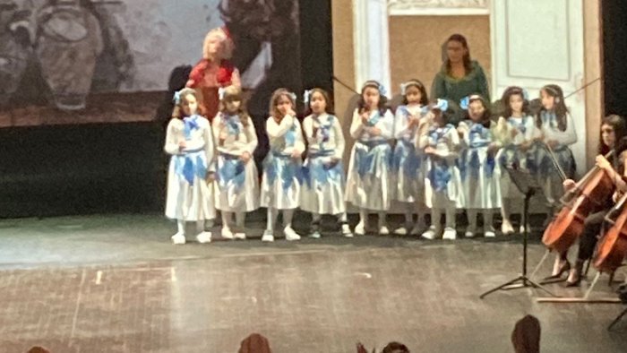 il coro incanto protagonista della cenerentola successo al teatro san carlo