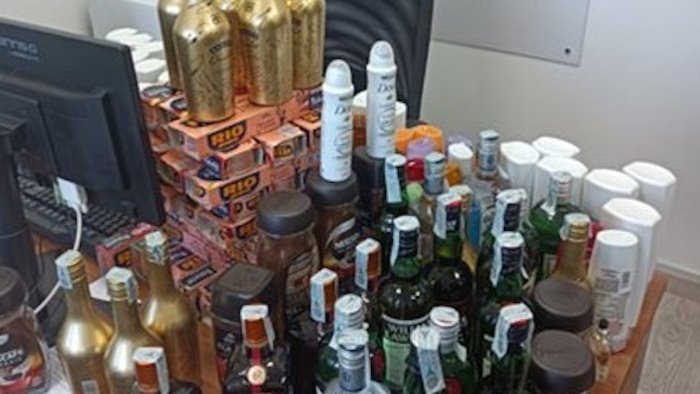 rubano cibo e alcolici per 2 500 euro nei supermercati denunciati 2 stranieri
