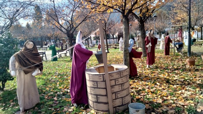 tutto pronto a baronissi per l inaugurazione del presepe del ciliegio