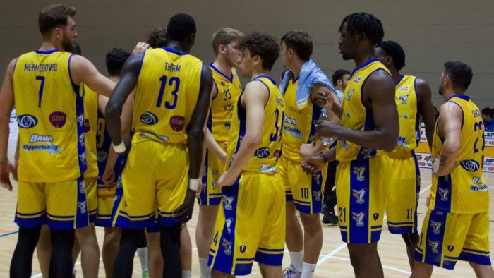 basket serie b pozzuoli ci prova ma vince bisceglie 70 82