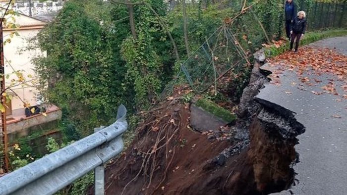 grossa frana a cava de tirreni sul posto le forze dell ordine