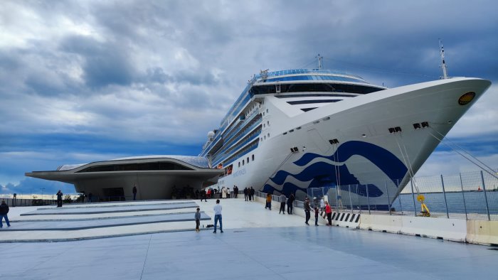 salerno si prepara ad accogliere l ultima mega nave da crociera dell anno