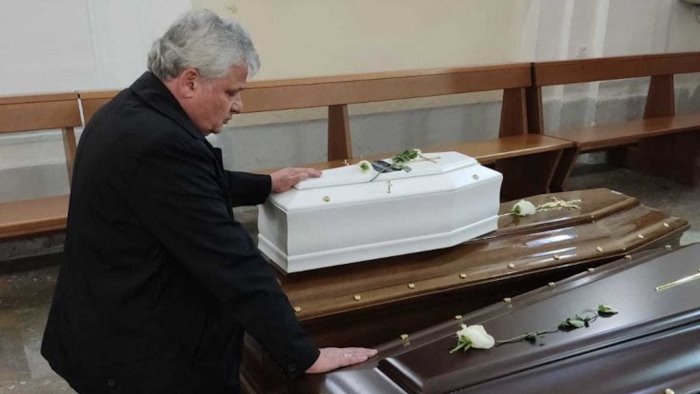 ischia l elemosiniere del papa prega davanti alle bare delle vittime