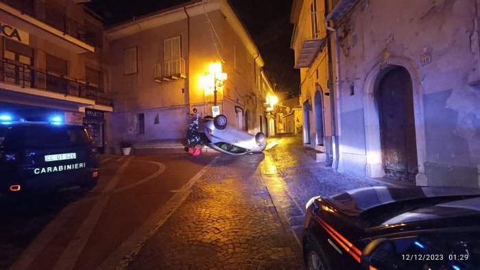 ariano auto urta contro uno scalino e si ribalta in pieno centro