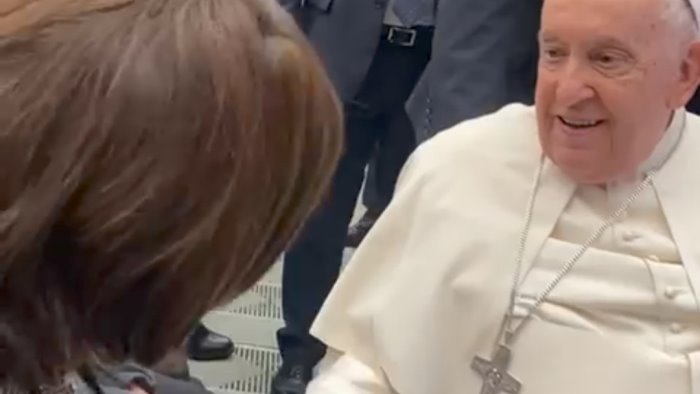 luxuria incontra papa francesco tra le mani l immagine di mamma schiavona