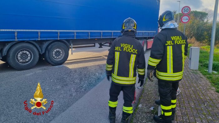 pietradefusi investita da un autotreno muore insegnante 57enne liceo sotto choc