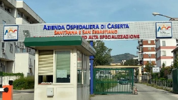 sangue e choc a scuola 17enne accoltella la compagna di classe di 18 anni