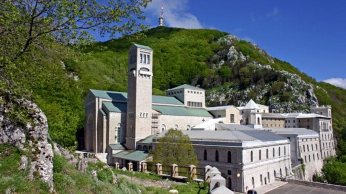 turismo religioso all abbazia del loreto il cammino di guglielmo